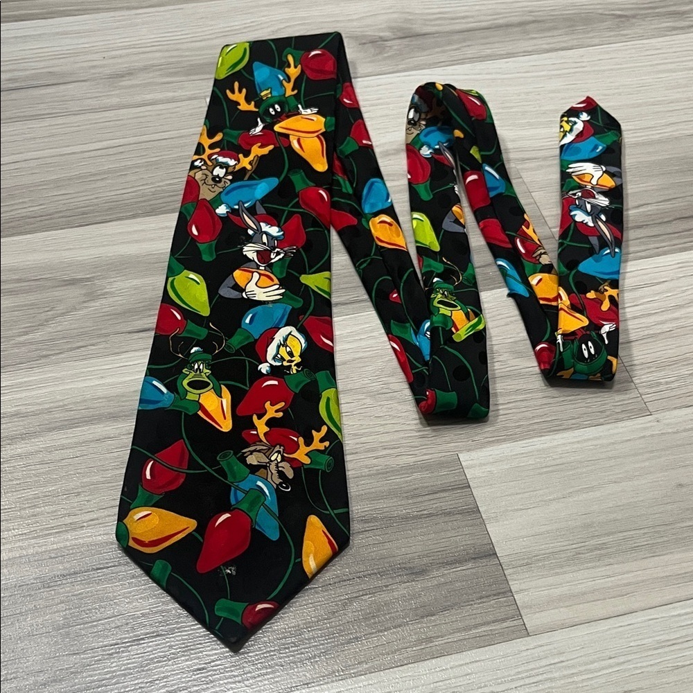 Vintage 1994 Looney Tunes Mania Silk Necktie Tie Christmas, Taz, Tweety Holiday